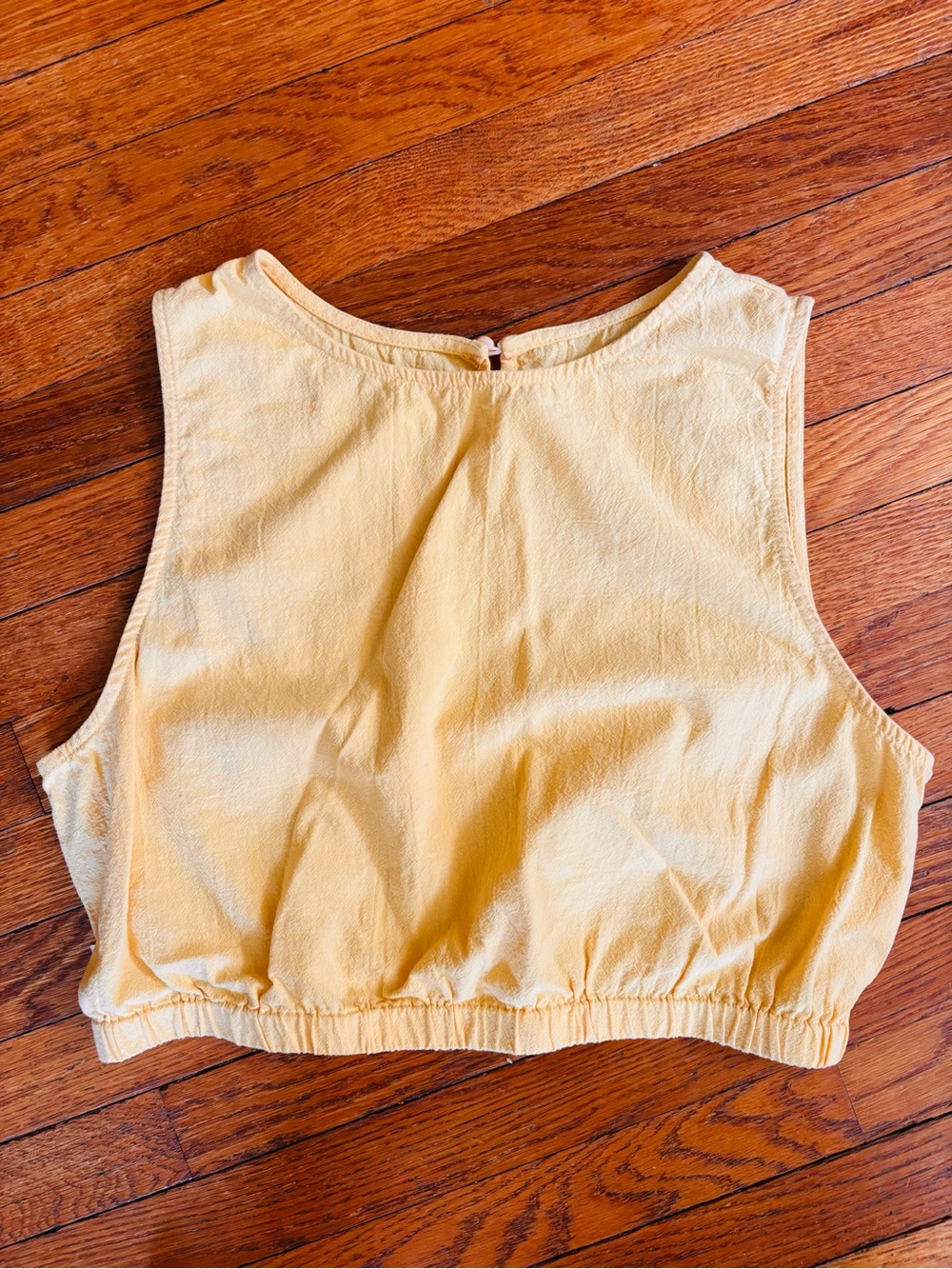 Women’s butter Yellow Sleeveless Cropped Top size large